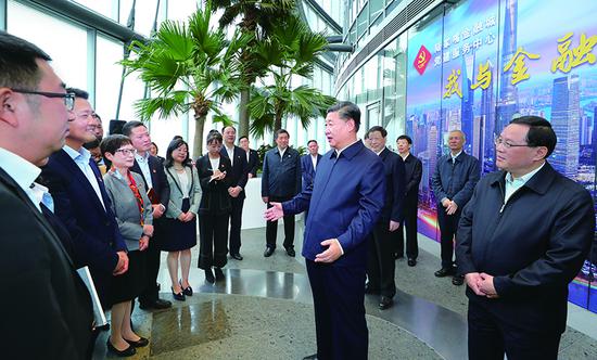 2018年11月6日至7日，中共***總書記、國家主席、***軍委主席習(xí)近平在上?？疾臁＿@是6日上午，習(xí)近平在上海中心大廈22層的陸家嘴金融城黨建服務(wù)中心，同正在聯(lián)合開展主題黨日活動的企業(yè)黨員親切交談。 新華社記者 謝環(huán)馳/攝