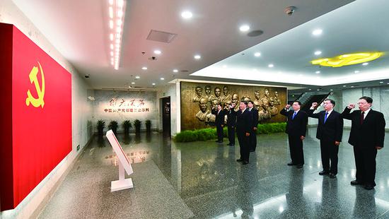 2017年10月31日，中共***總書記、國家主席、***軍委主席習(xí)近平帶領(lǐng)中共***政治局常委李克強(qiáng)、栗戰(zhàn)書、汪洋、***、趙樂際、韓正，瞻仰上海中共一大會址和浙江嘉興南湖紅船。這是31日上午，在上海中共一大會址紀(jì)念館，習(xí)近平帶領(lǐng)其他中共***政治局常委同志一起重溫入黨誓詞。 新華社記者 李濤/攝