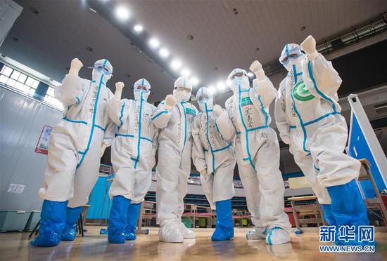 3月10日，武漢武昌方艙醫(yī)院正式休艙，醫(yī)護(hù)人員在送走新冠肺炎治愈患者后合影留念。新華社記者 肖藝九 攝