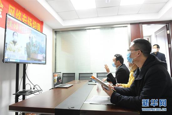  3月11日，在浙江省紹興市上虞區(qū)人社局，上虞區(qū)用人企業(yè)和四川省小金縣務(wù)工人員進(jìn)行網(wǎng)絡(luò)專場(chǎng)招聘。新華社記者 翁忻旸 攝