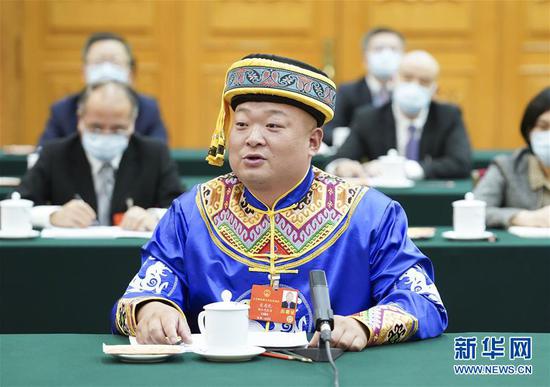  5月24日，全國(guó)人大代表宋慶禮參加湖北代表團(tuán)的審議并發(fā)言。新華社記者 黃敬文 攝