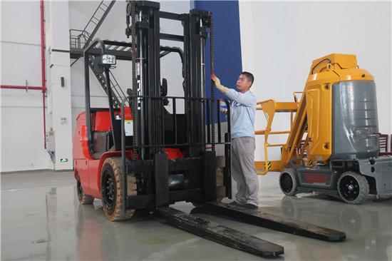 （史祥健進(jìn)行叉車(chē)維護(hù)）