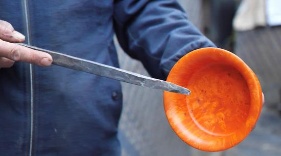 扎西巴珠演示木碗制作工藝。新華網(wǎng) 旦增努布攝